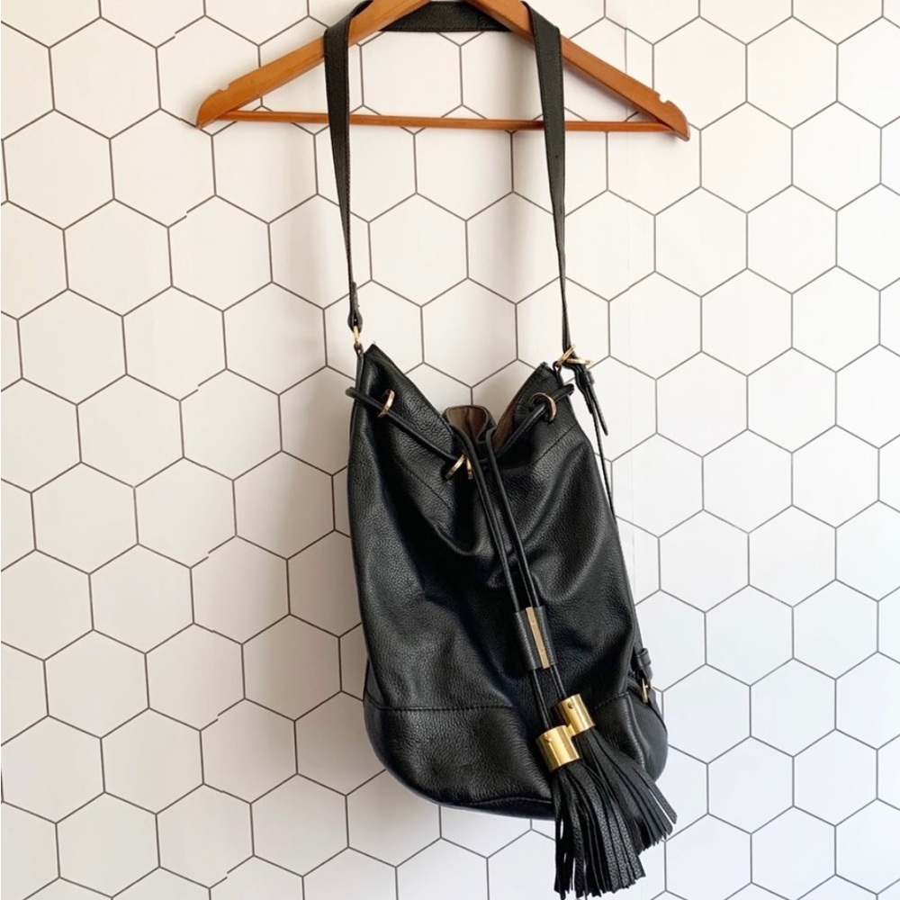 Excellent condition, comes with dust bag. Authentic large size